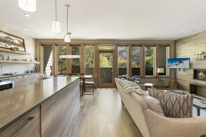 Huoneisto, 3 makuuhuonetta | Oleskelualue | Televisio