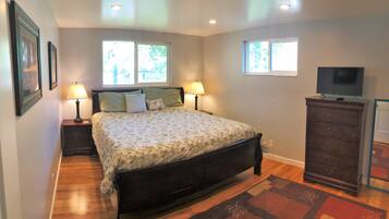 Rumah, beberapa kamar | 7 kamar tidur, meja kerja, kedap suara, dan setrika/meja setrika