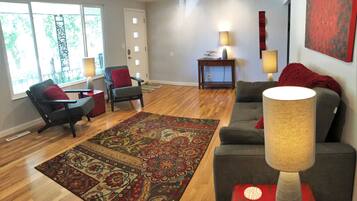 Rumah, beberapa kamar | Ruang keluarga | TV layar datar