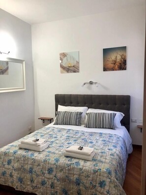 2 عدّة غرف نوم ومكواة/لوح كي وواي فاي وملاءات أسرّة