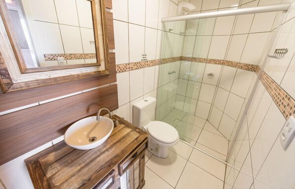 Quartos à prova de som, Wi-Fi de cortesia, roupa de cama