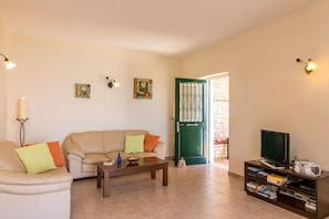 Smart-TV, Kamin, DVD-Player, Bücher