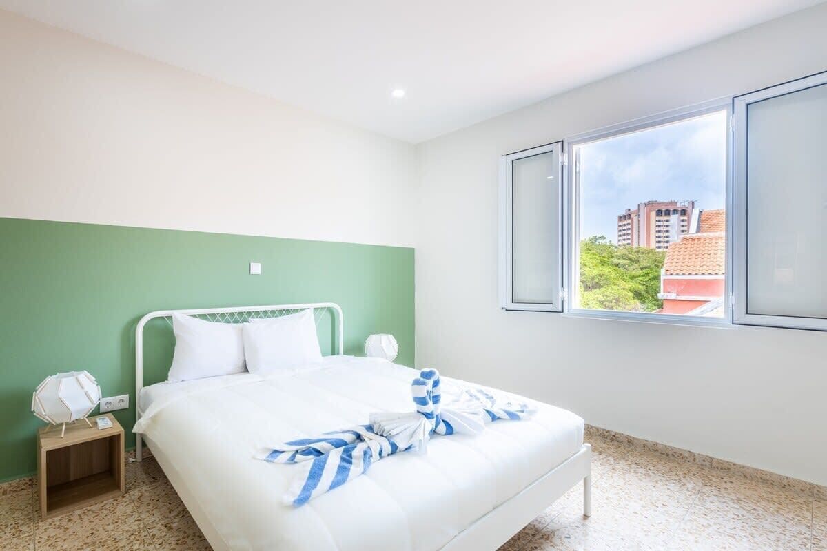 2 slaapkamers, een bureau, een strijkplank/strijkijzer, wifi