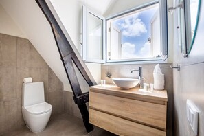 Douche, sèche-cheveux, serviettes fournies