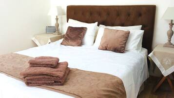 3 chambres, bureau, fer et planche à repasser, lit parapluie