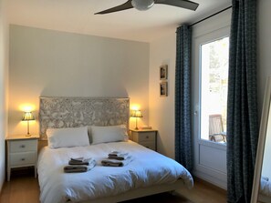 3 chambres, bureau, fer et planche à repasser, lit parapluie