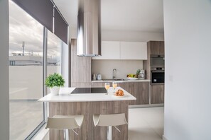 Fridge, microwave, oven, stovetop - 2BR Penthouse with Private Terrace and Sea Views! (Saint Julian's)