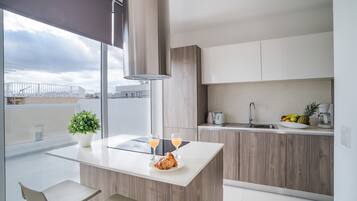 Frigorífico, microondas, horno y placa de cocina