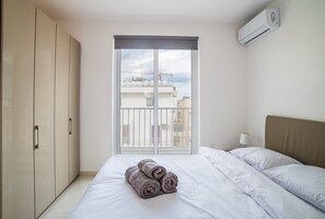 2 bedrooms, desk, iron/ironing board, travel cot - 2BR Penthouse with Private Terrace and Sea Views! (Saint Julian's)