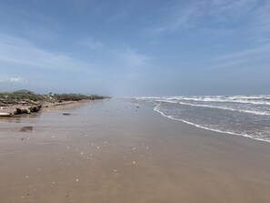 På stranden