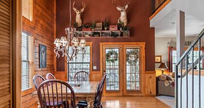 Home-Away-From-Home! Cozy Log Cabin with Fireplace & Balcony near Shows