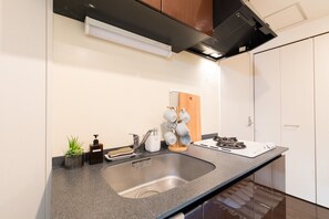 Réfrigérateur, micro-ondes, plaque de cuisson