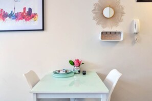 Dining - Cosy at The Cambridge Apt with Wi-Fi and Netflix (Auckland CBD)