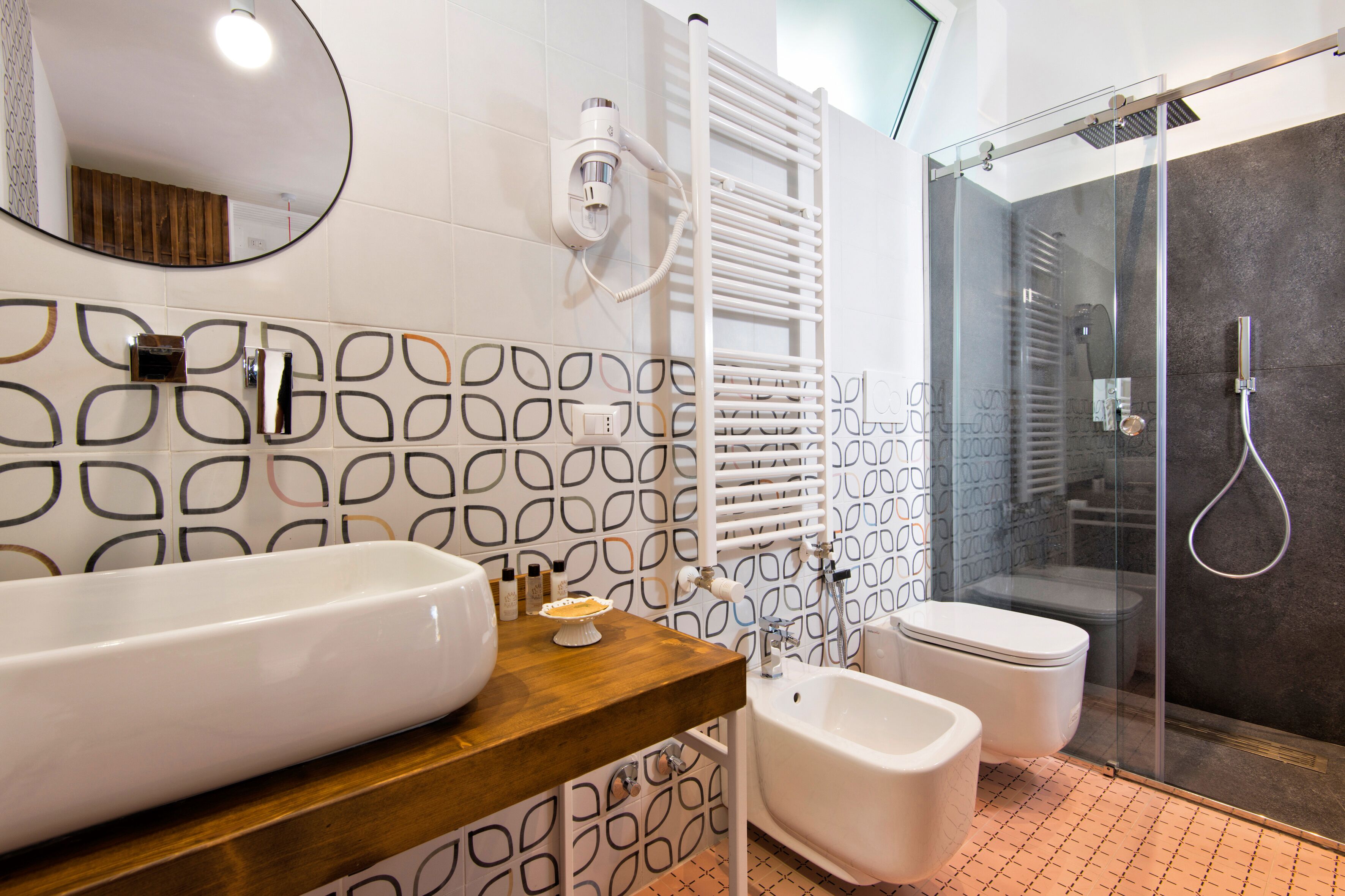 Camera Matrimoniale Comfort 1 | Badezimmer | Badewanne und Dusche (separat), Haartrockner, Bidet, Handtücher