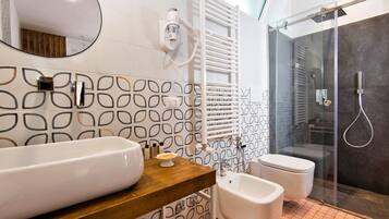 Camera Matrimoniale Comfort 1 | Badezimmer | Badewanne und Dusche (separat), Haartrockner, Bidet, Handtücher