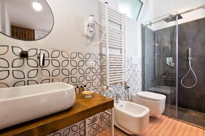 Camera Matrimoniale Comfort 1 | Bathroom | Separate tub and shower, hair dryer, bidet, towels