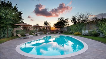 Piscine extérieure (ouverte en saison), parasols de plage