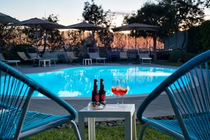 Seasonal outdoor pool, pool umbrellas, pool loungers - Maison di Fiore B&B (Ercolano)