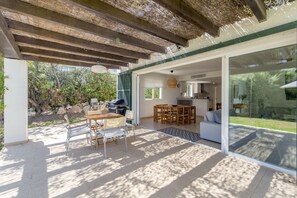 Outdoor dining - Biniancolla Ginesta villa with communal pool (Biniancolla)