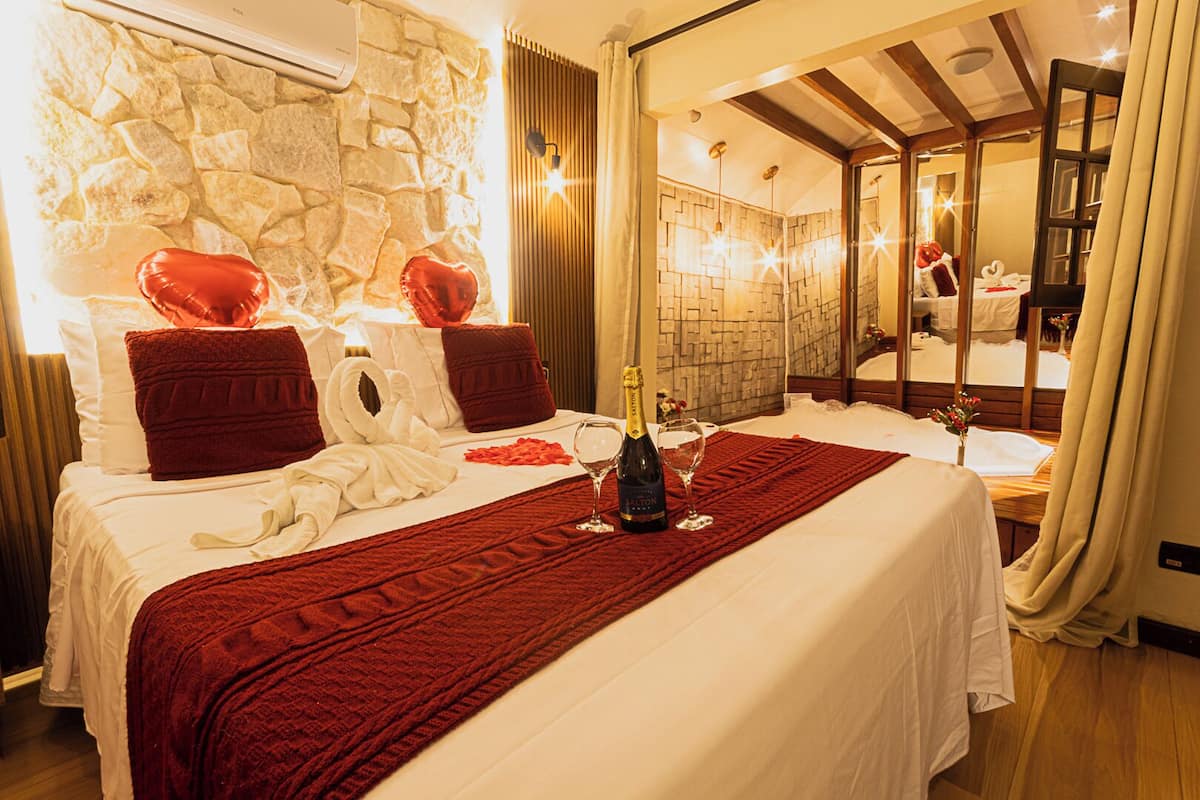 Habitación doble superior, bañera | Sábanas de algodón egipcio y ropa de cama de alta calidad