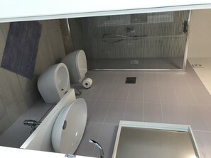 Doccia, asciugacapelli, bidet, asciugamani