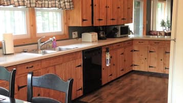 Standard Cottage, 5 Bedrooms (Lone Pine) | Private kitchen | Full-sized fridge, microwave, oven, stovetop