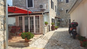Outdoor dining - Authentic Istrian Stone House with a Privat Pool, Barbecue and a Small Garden (Medulin)