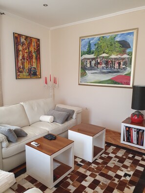Télévision, cheminée, chaîne hi-fi