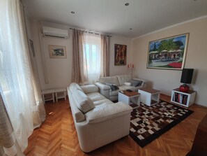 TV, fireplace, stereo - Authentic Istrian Stone House with a Privat Pool, Barbecue and a Small Garden (Medulin)