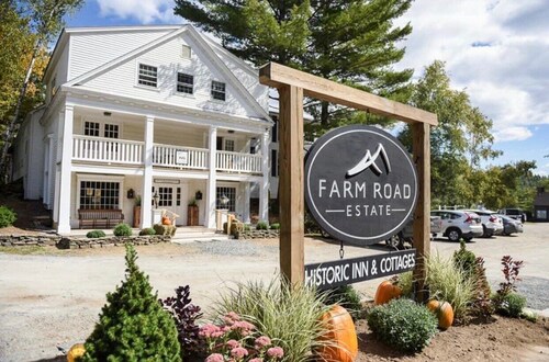 Deluxe King Suite, Living Room w/sofa bed & fireplace