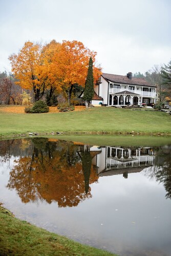 Deluxe King Suite, Living Room w/sofa bed & fireplace