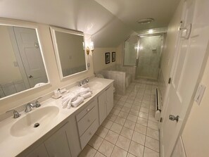 淋浴設備、按摩浴缸、風筒、提供毛巾