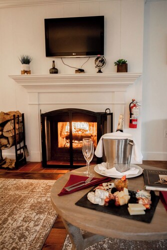 Deluxe King Room w/fireplace and separate entrance