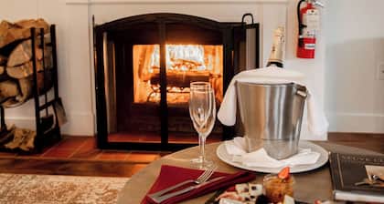 Deluxe King Room w/fireplace and separate entrance