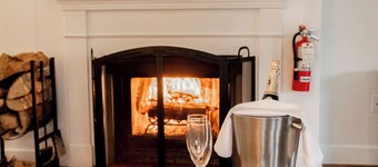 Deluxe King Room w/fireplace and separate entrance