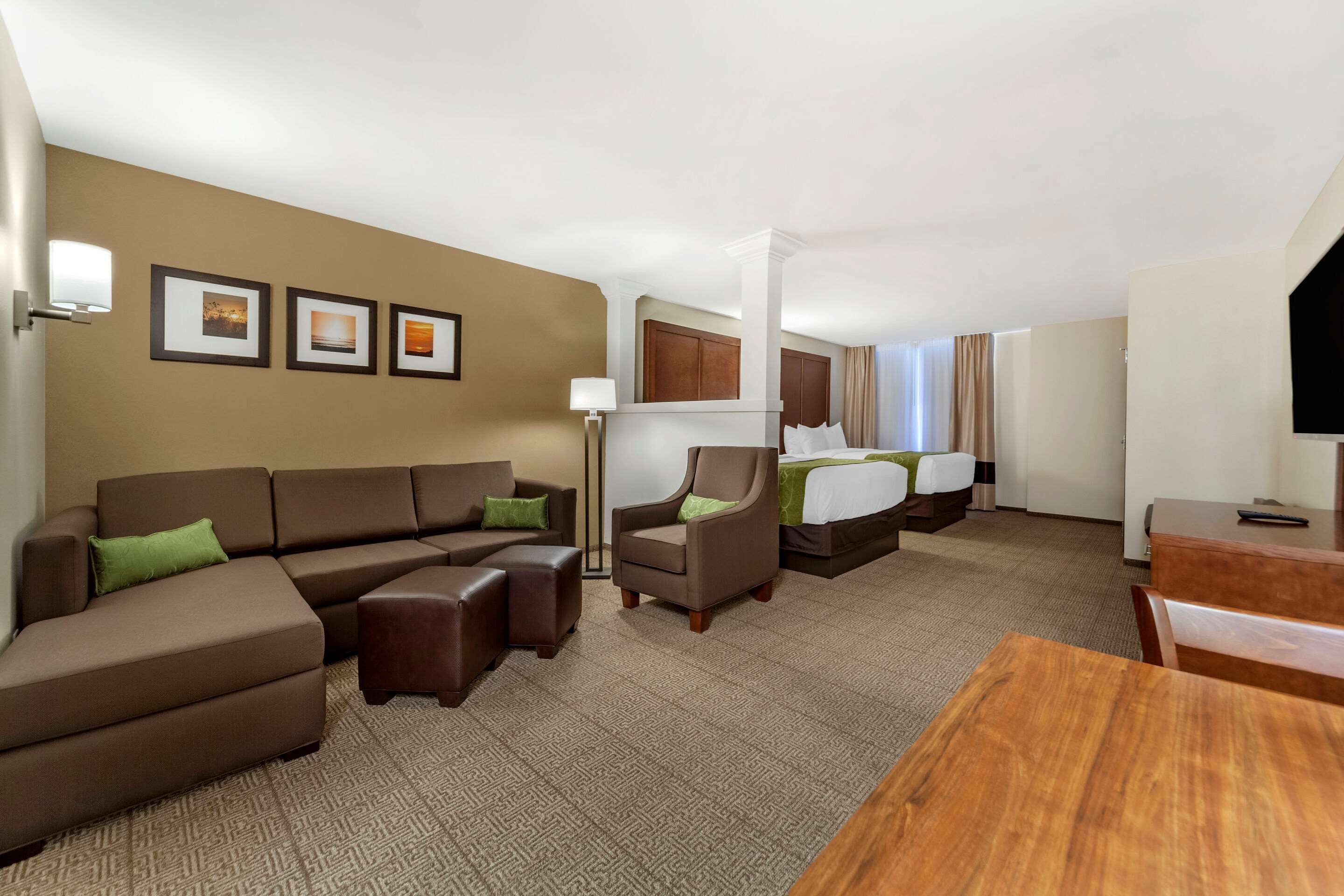 desk, laptop workspace, iron/ironing board, free wifi