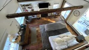 Una habitación con una cama, un escritorio y una ventana.