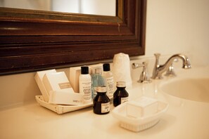 Ducha, bañera de hidromasaje, secador de pelo y toallas