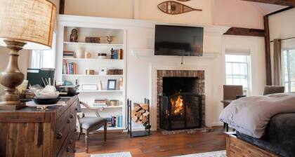 Luxury King Cottage, 2 twin beds in loft, fireplace, private entrance