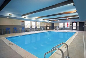 Piscina interna, funciona das 9h às 22h, espreguiçadeiras