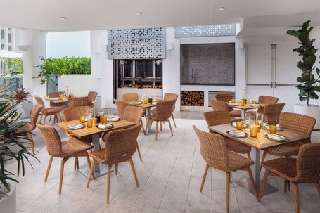 Hilton Miami Aventura - Image 41