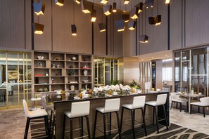 Petit déjeuner, déjeuner et dîner servis sur place