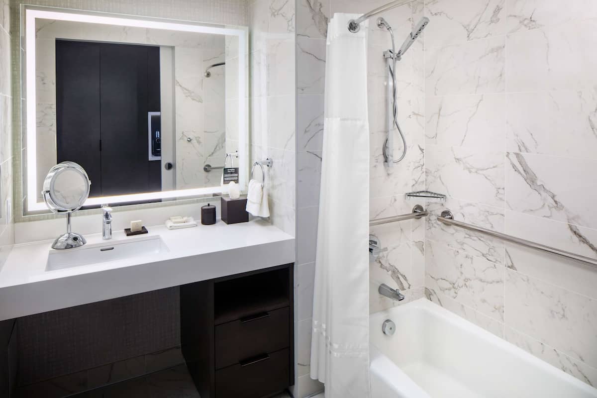 Een douche, een haardroger, handdoeken