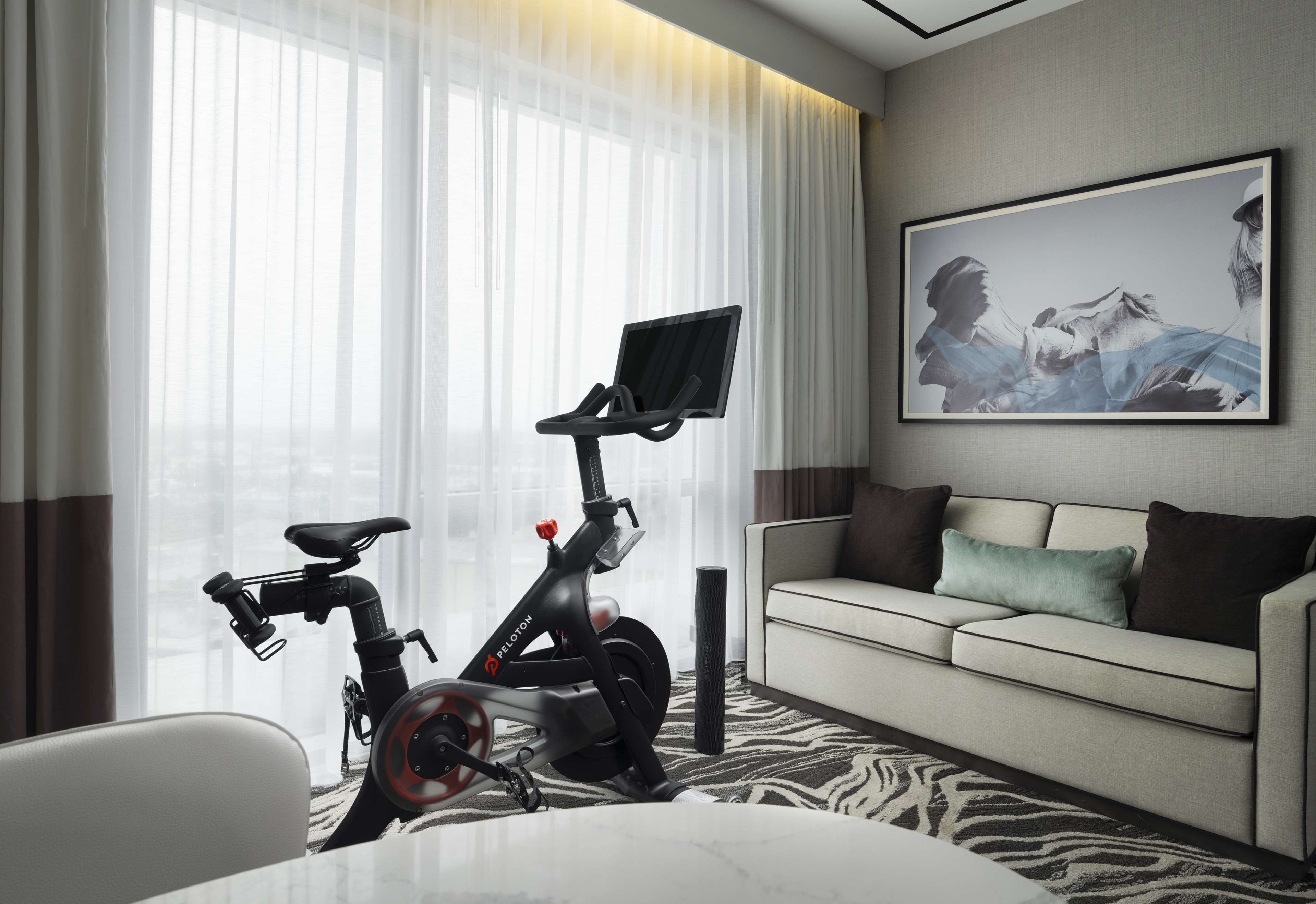 Phòng, 1 giường cỡ king (Peloton) | Bộ đồ giường cao cấp, két bảo mật tại phòng, bàn 