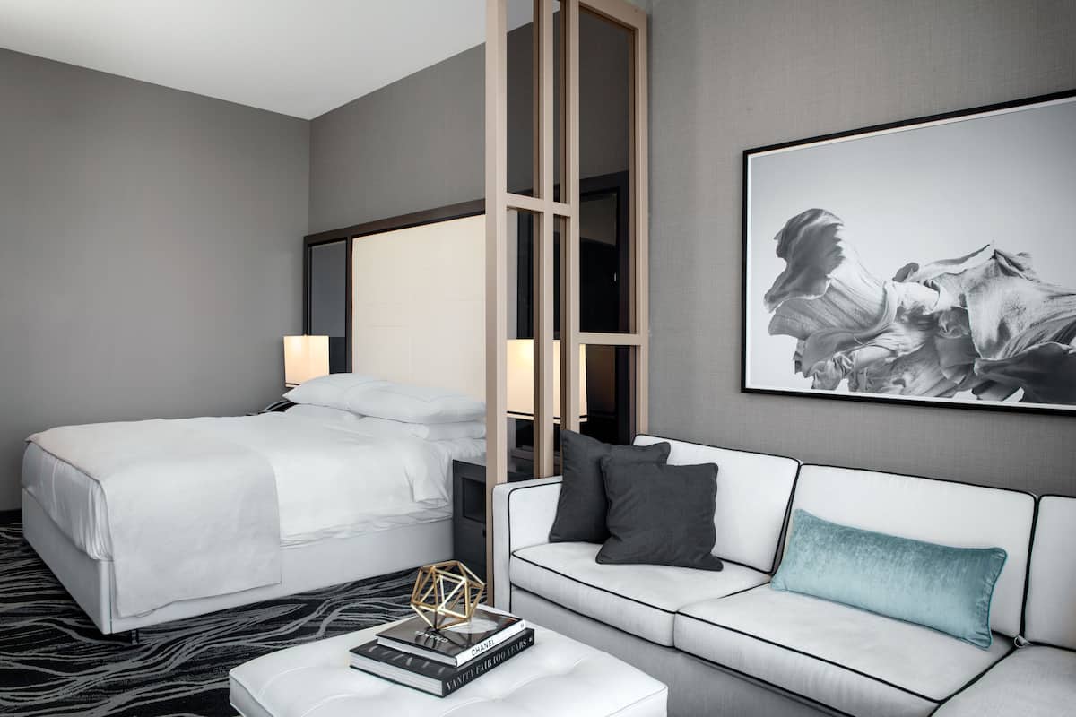 Luxe beddengoed, een kluis op de kamer, een bureau, een laptopwerkplek