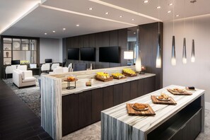 Petit déjeuner, déjeuner et dîner servis sur place