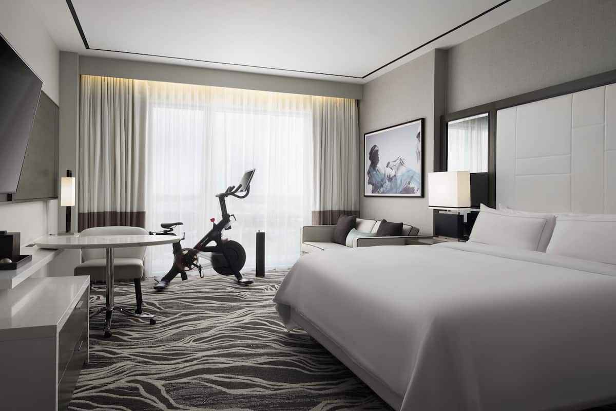 Kamer, 1 kingsize bed (Peloton) | Luxe beddengoed, een kluis op de kamer, een bureau, een laptopwerkplek