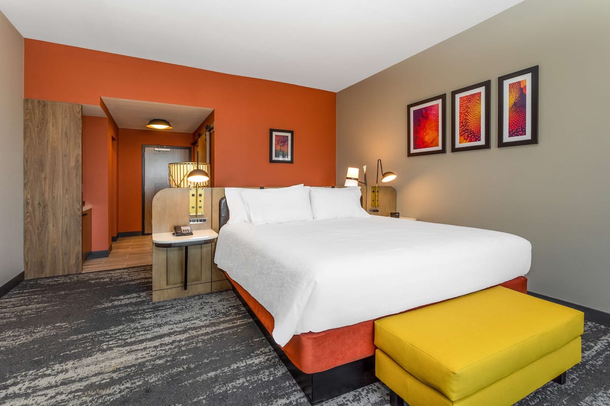 Premium-Zimmer, 1 King-Bett (Drinks & Snacks) | Hochwertige Bettwaren, Pillowtop-Betten, Schreibtisch
