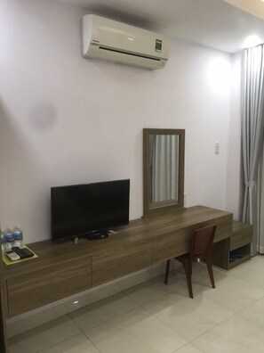 Deluxe Double Room | Living area | 32-inch Smart TV with premium TV channels, TV - South Flower Hotel (Nha Trang)