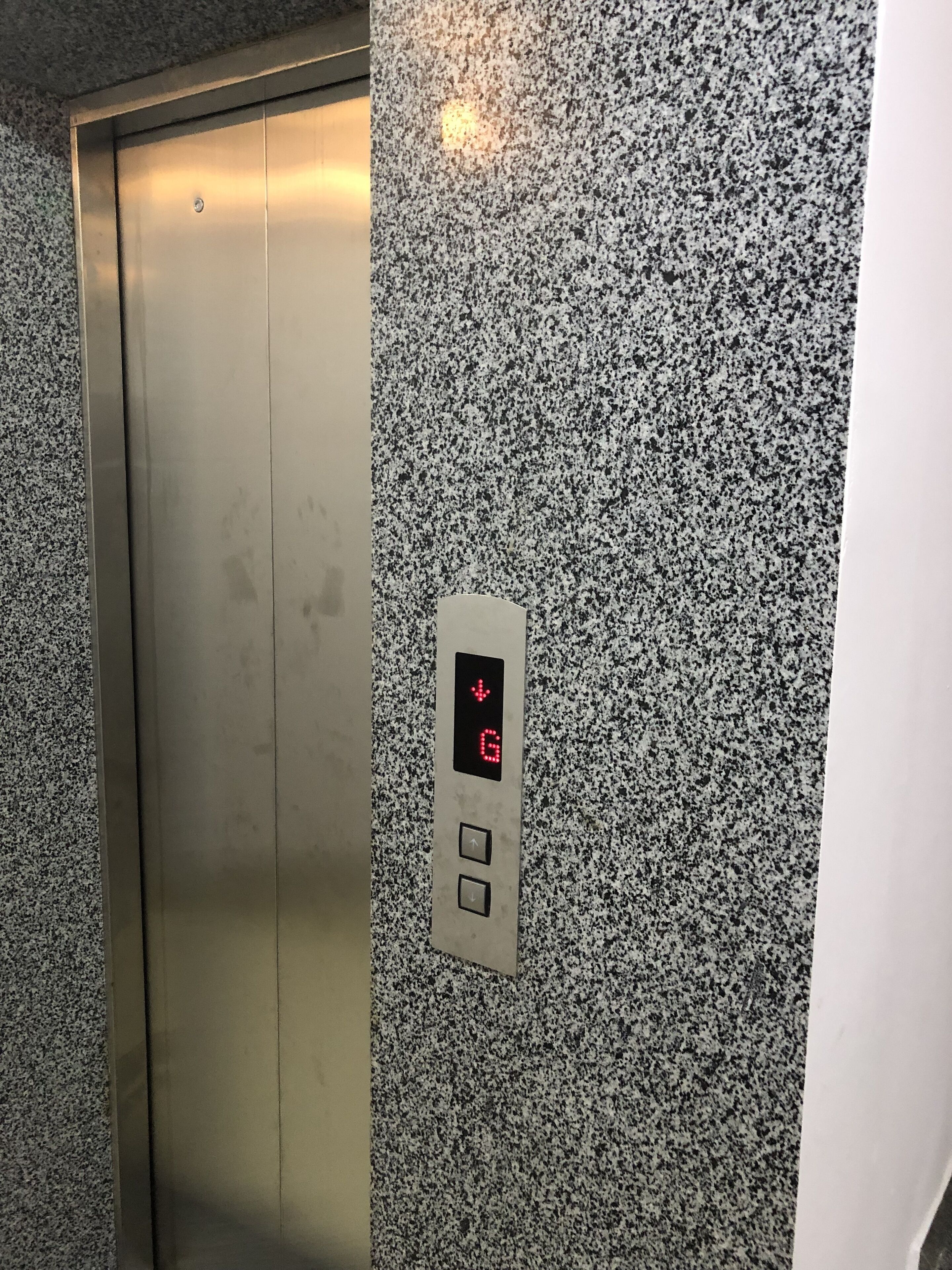 An elevator with a digital display showing the floor number 6.